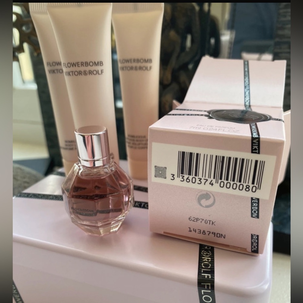 Viktor & Rolf Flowerbomb Deluxe bombilicious Perfume Set - Picture 4 of 8